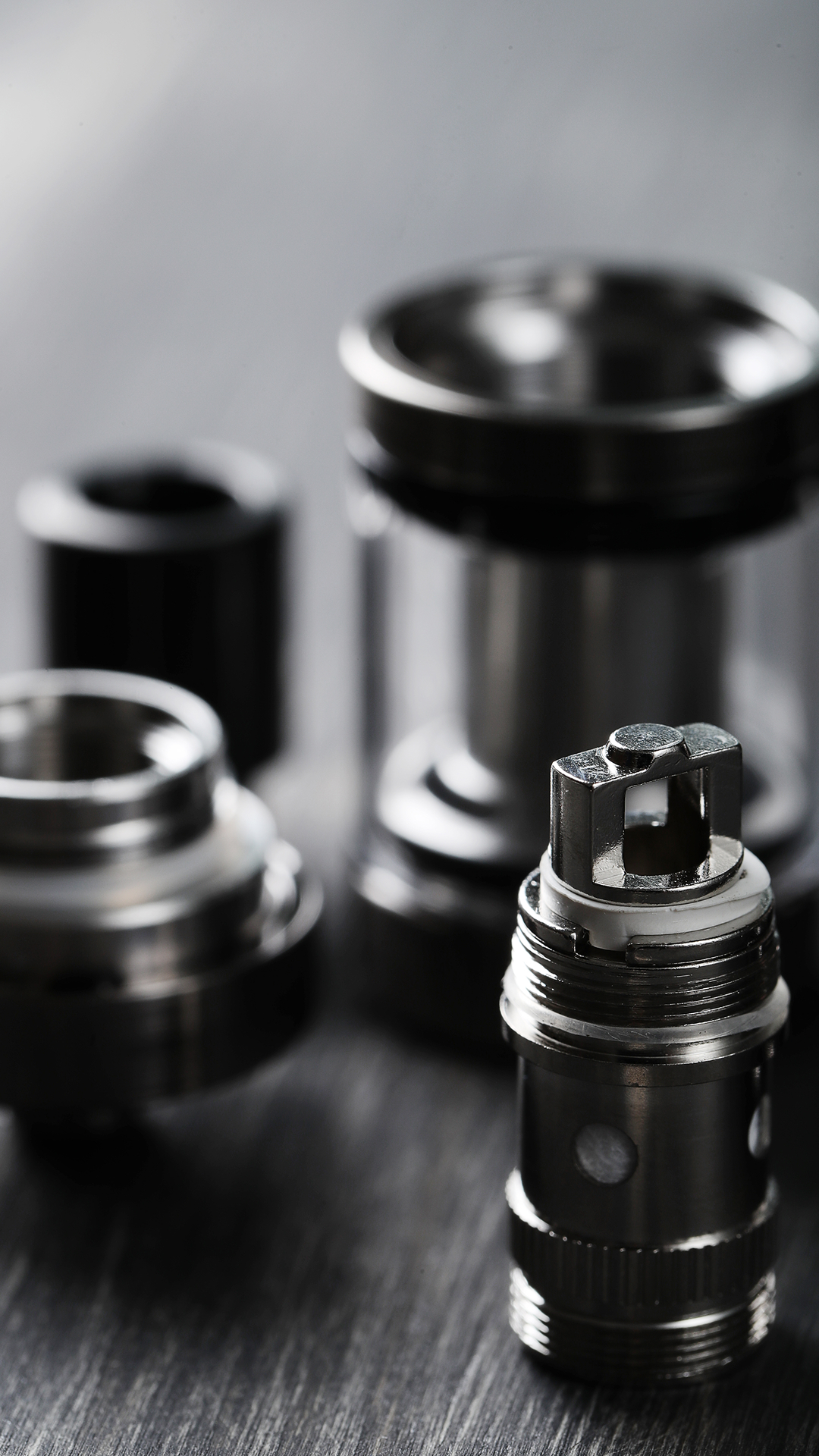 Conjunto de pequenos componentes metálicos de alta precisão, utilizados em válvulas e peças industriais.